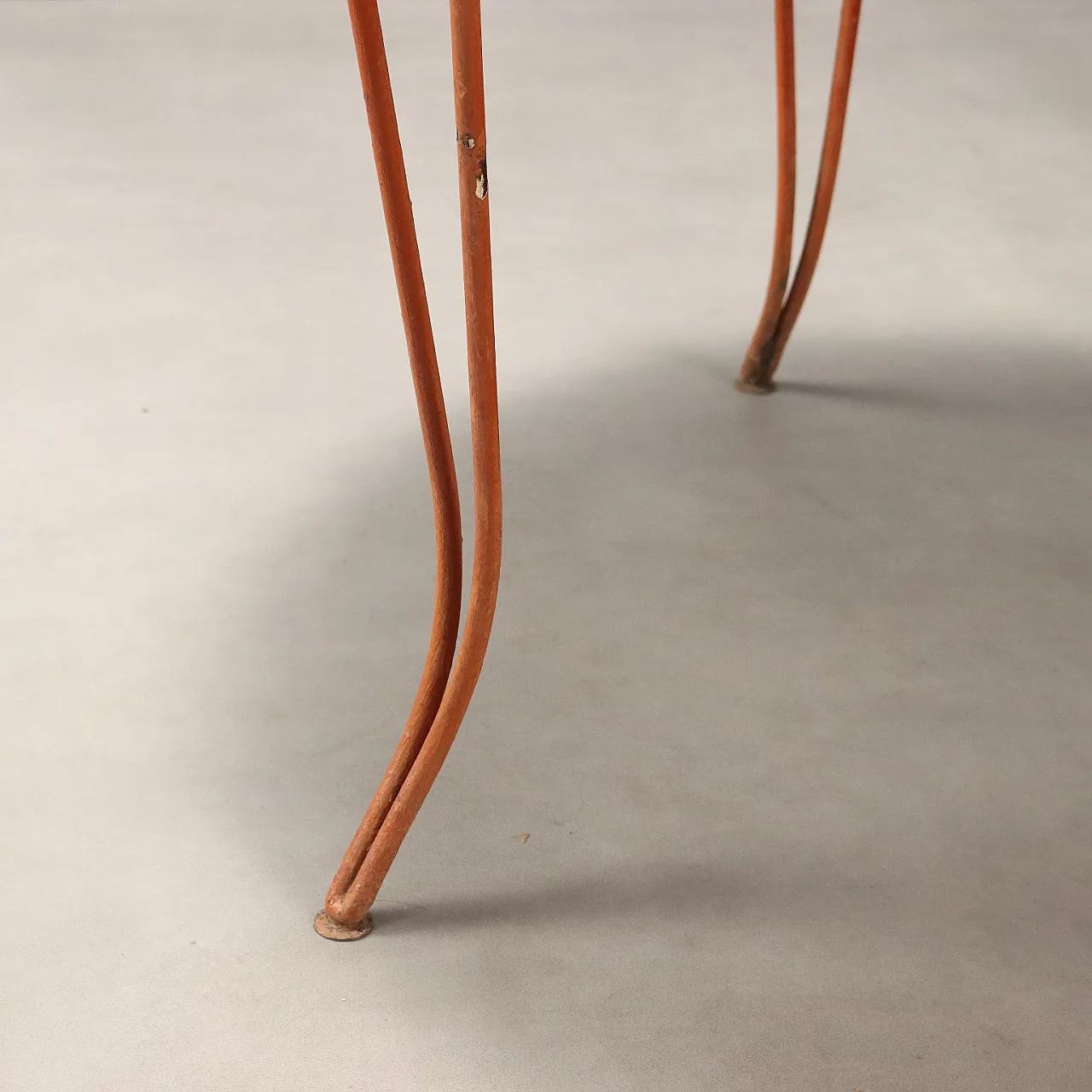 Tavolo da giardino in ferro con piano rotondo, primo '900 5