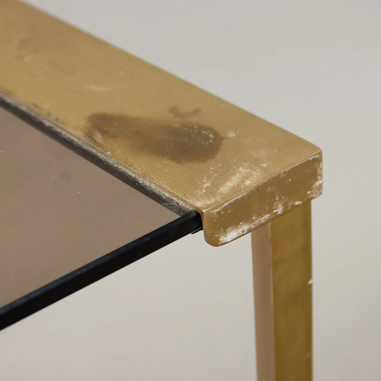 Coppia di tavolini in ottone e vetro fumé, anni '60 5