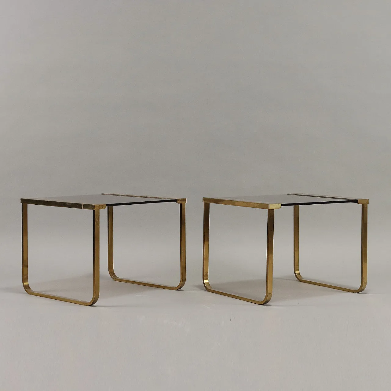 Coppia di tavolini in ottone e vetro fumé, anni '60 9