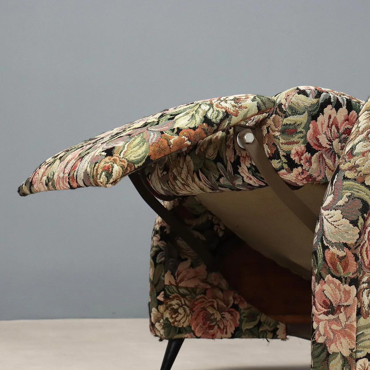 Poltroncina in espanso, tessuto e metallo smaltato, '900 10