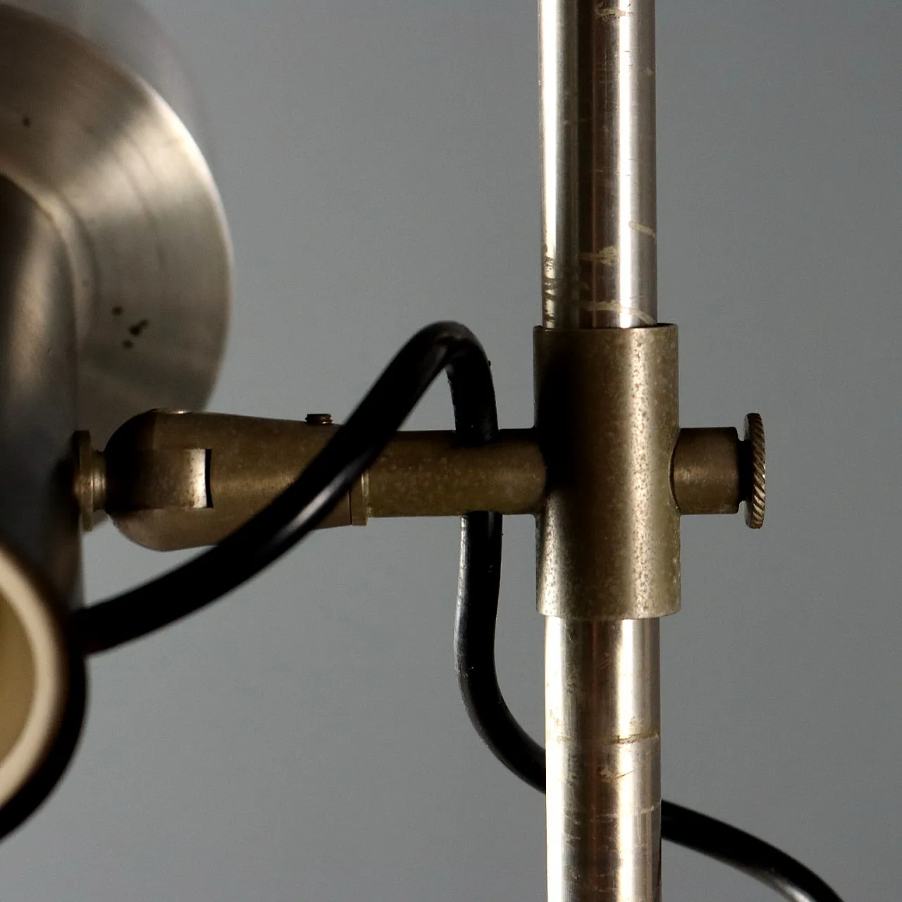 Lampada da terra a tre punti luce in alluminio e ferro, anni '60 10