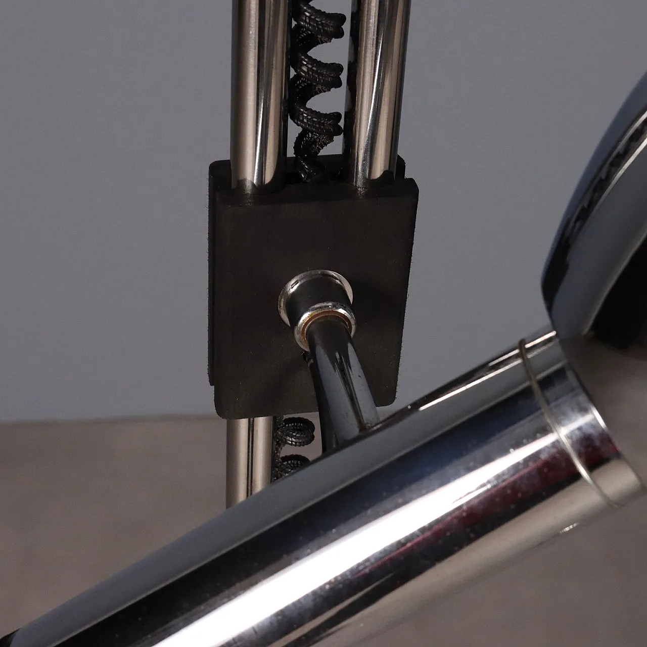 Lampada da terra con due punti luce in metallo laccato e cromato, '900 7