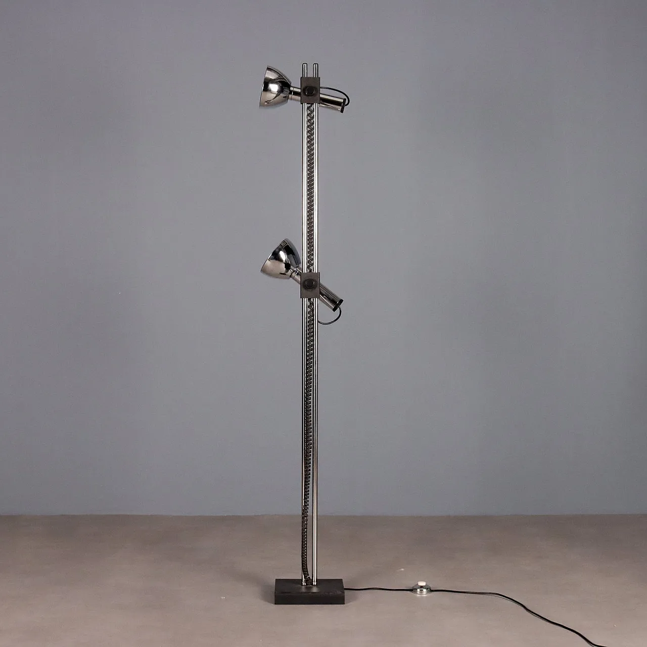 Lampada da terra con due punti luce in metallo laccato e cromato, '900 8