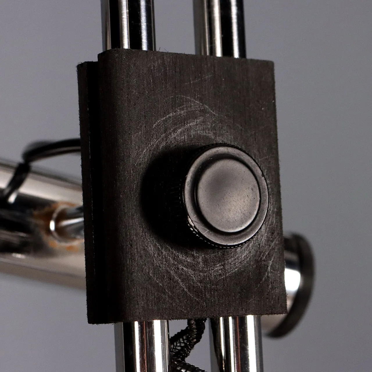 Lampada da terra con due punti luce in metallo laccato e cromato, '900 10