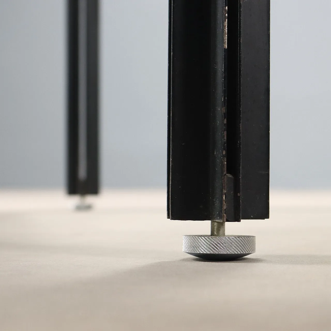 Tavolino in metallo smaltato e cromato con piano in vetro, '900 9