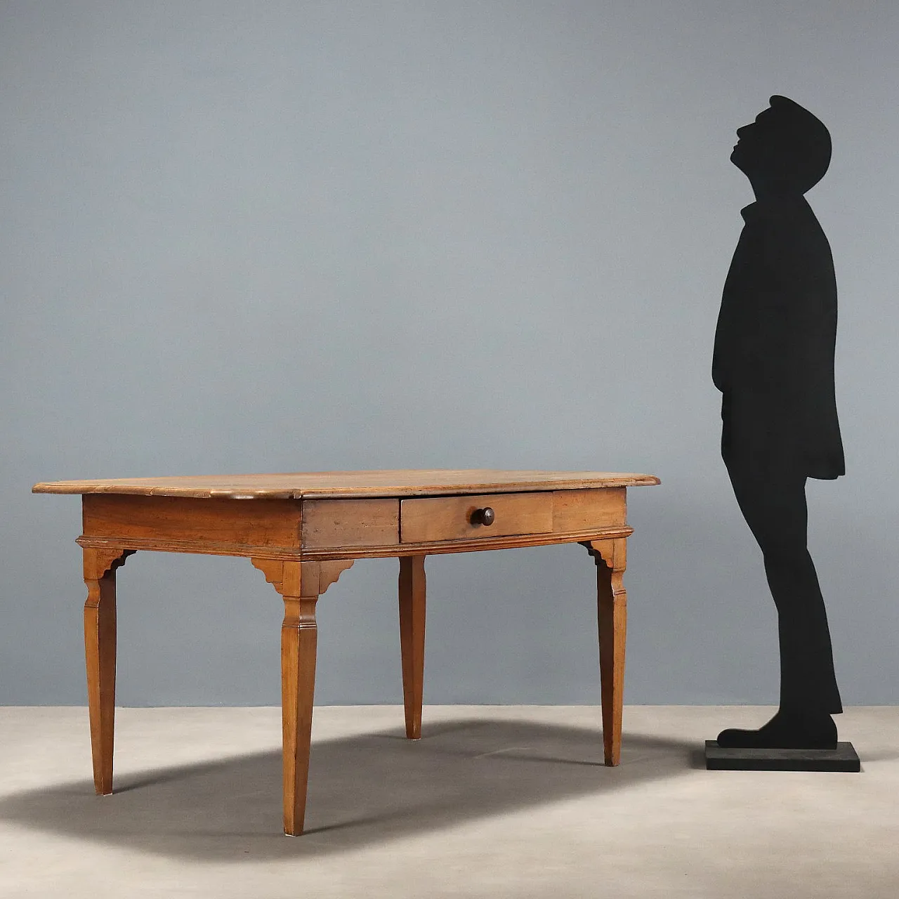 Tavolo in noce con piano sagomato e cassetti, primo '800 2