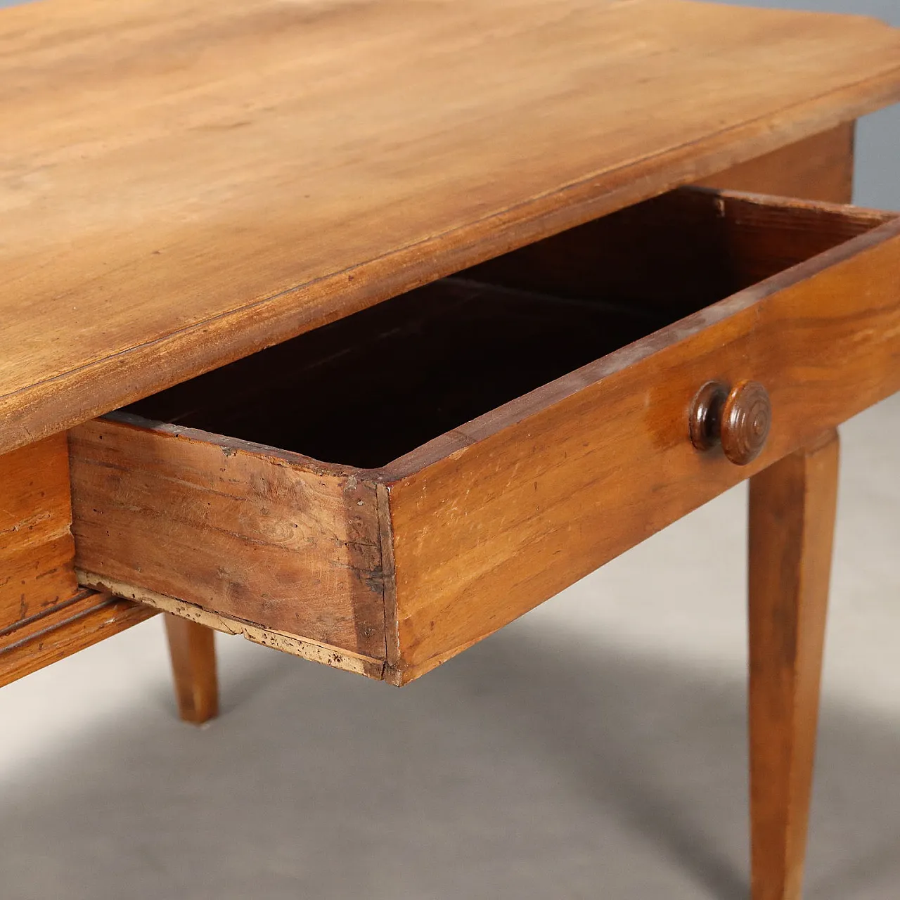 Tavolo in noce con piano sagomato e cassetti, primo '800 3