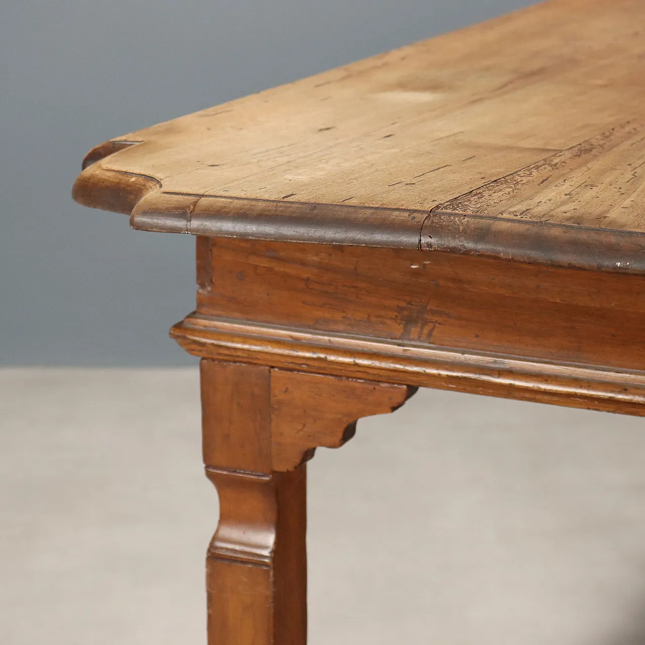 Tavolo in noce con piano sagomato e cassetti, primo '800 4