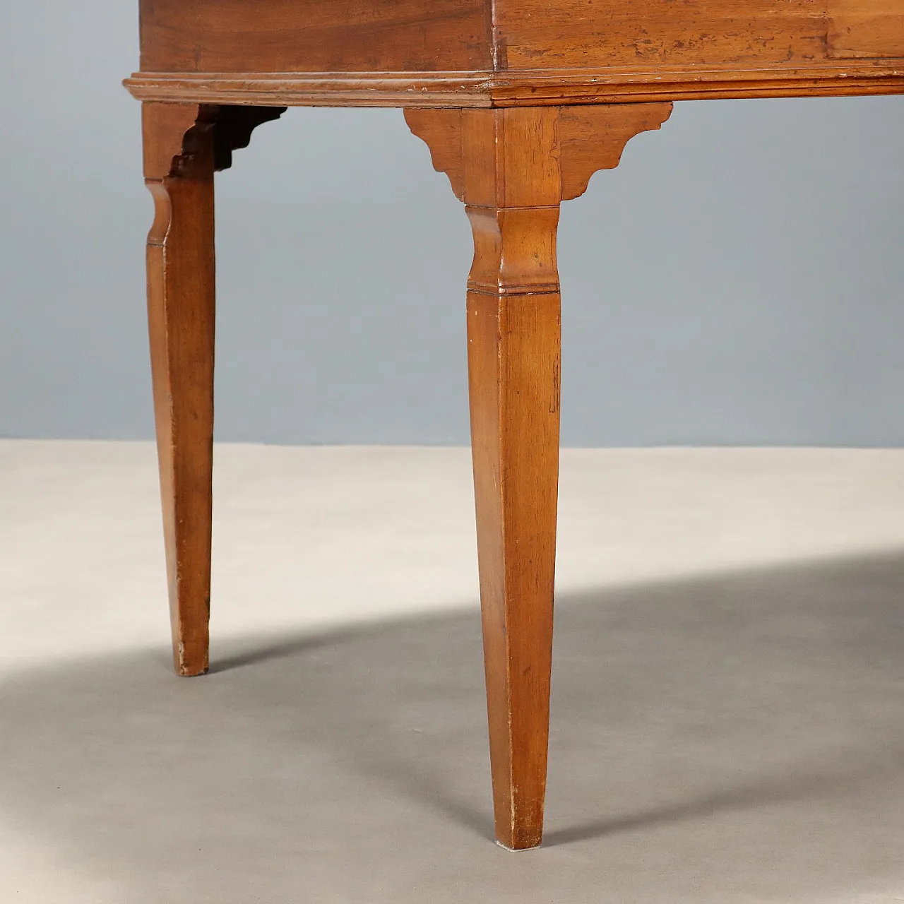 Tavolo in noce con piano sagomato e cassetti, primo '800 6