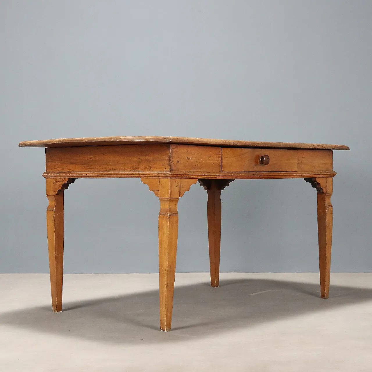 Tavolo in noce con piano sagomato e cassetti, primo '800 7