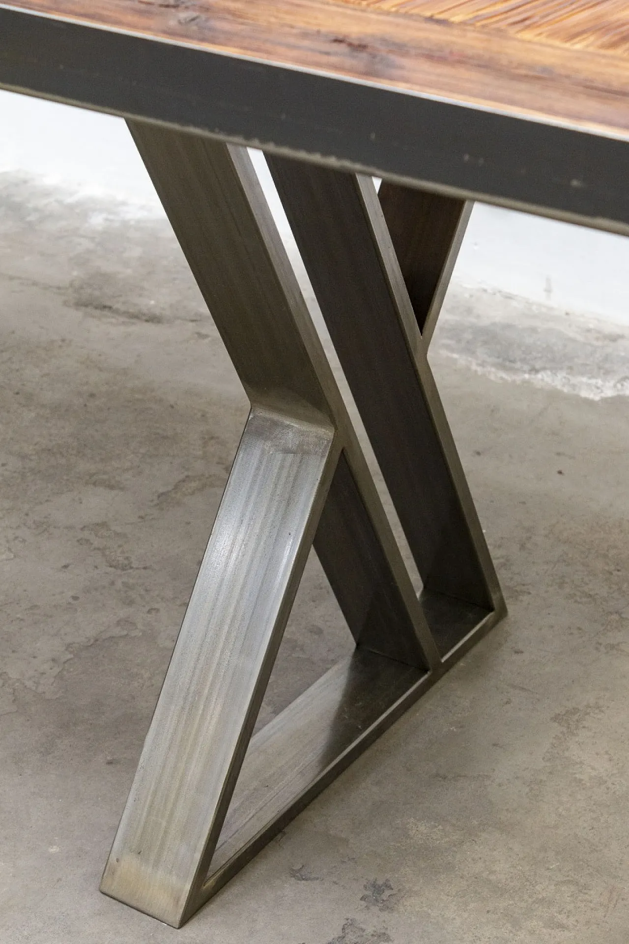 Industrial style handcrafted table in wood and steel, 20th century 7