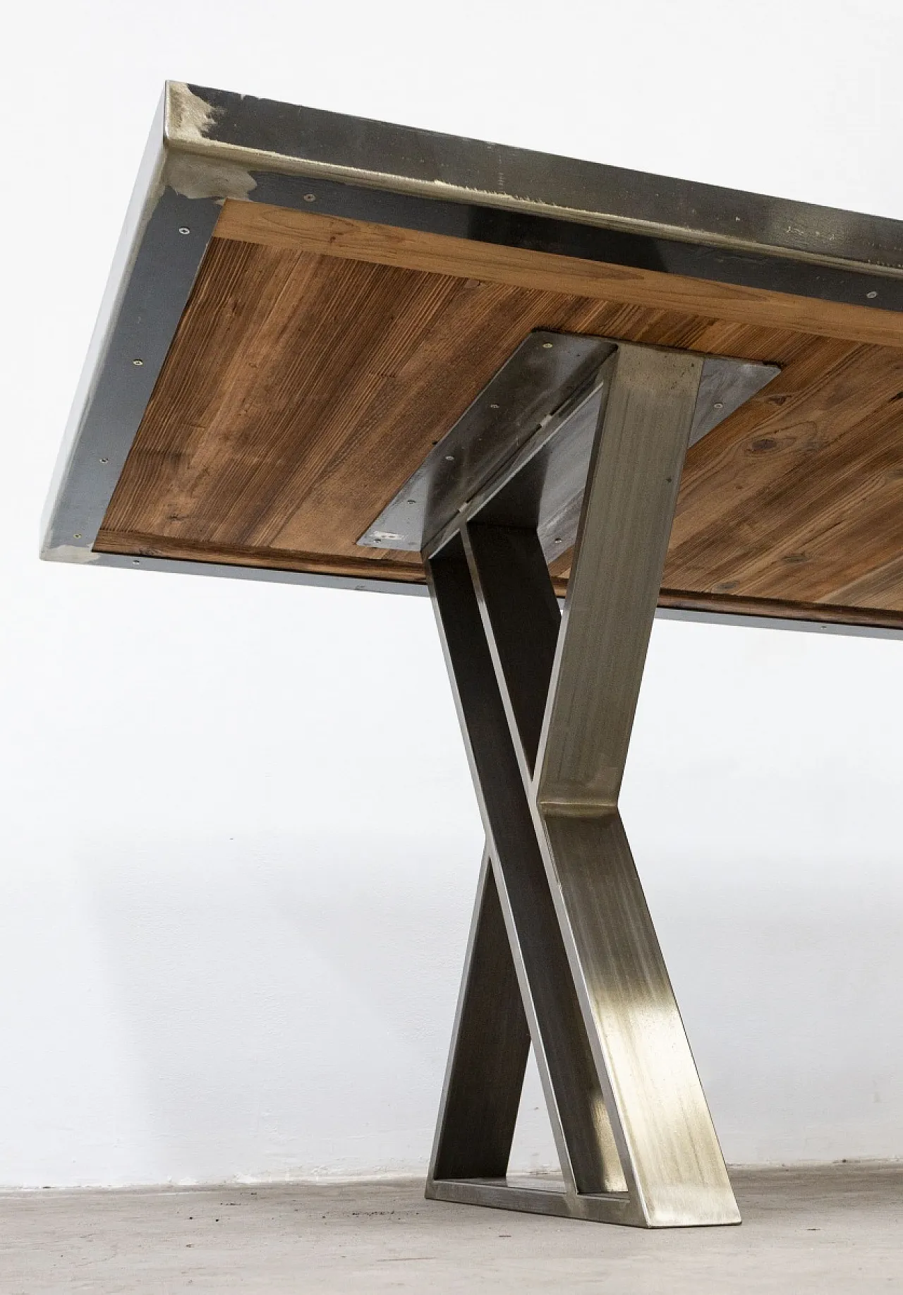Industrial style handcrafted table in wood and steel, 20th century 8