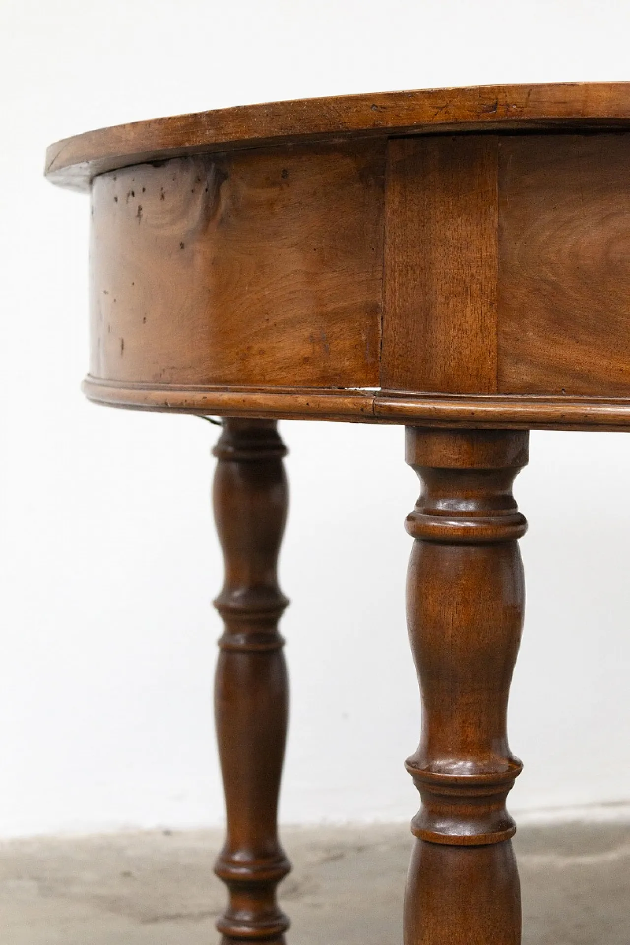 Tavolo rotondo in legno di noce, metà '800 4