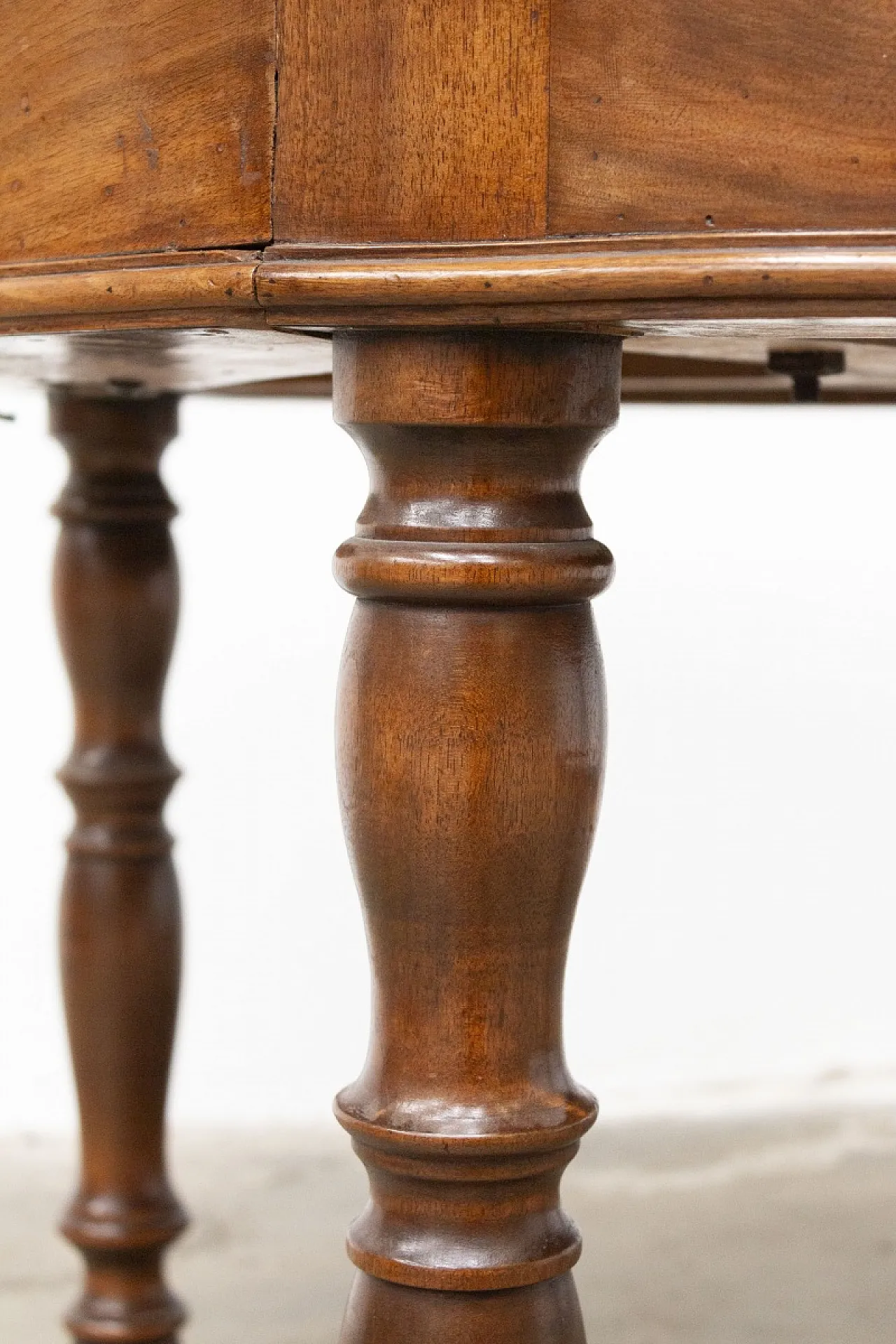 Tavolo rotondo in legno di noce, metà '800 5