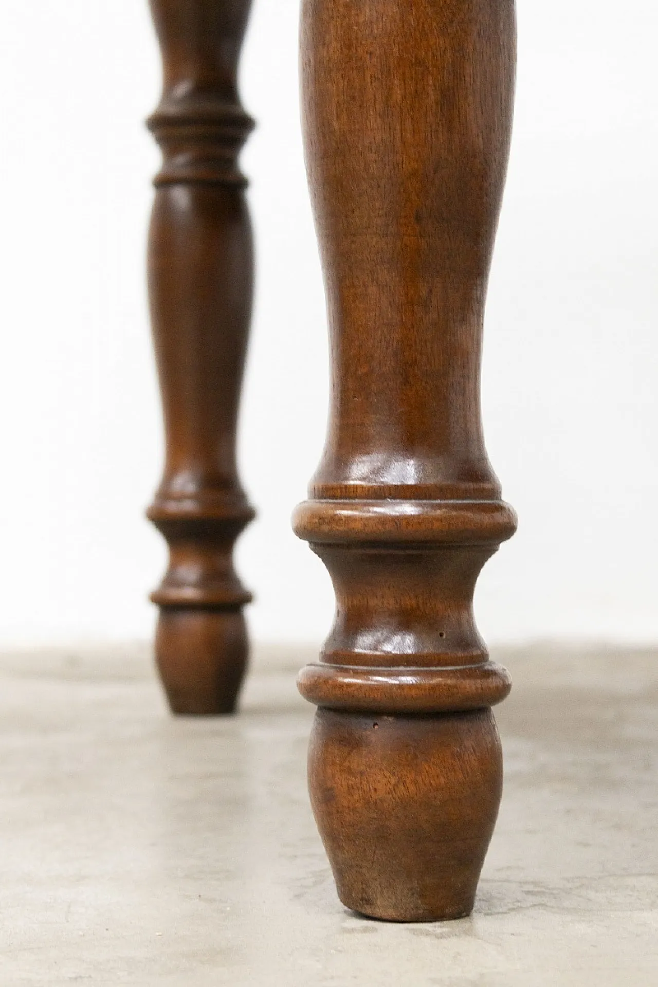 Tavolo rotondo in legno di noce, metà '800 6