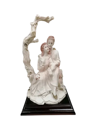 Statuetta Innamorati con base in legno di Capodimonte, anni '70