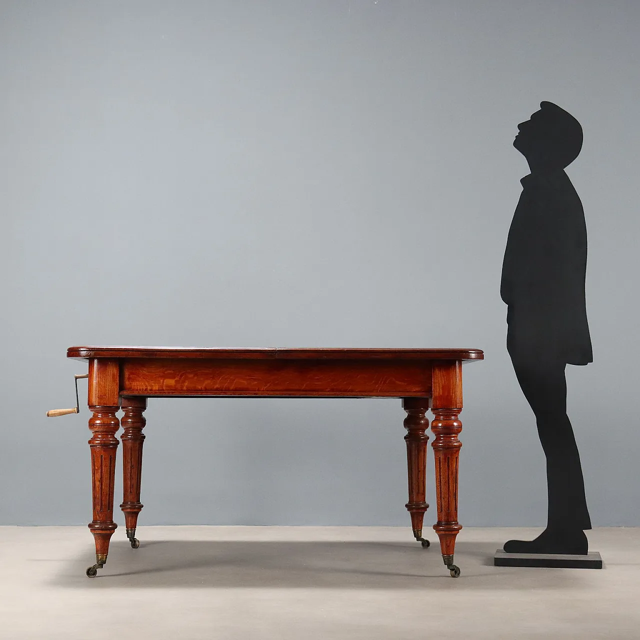 Tavolo in rovere tinto mogano con rotelle in ottone, metà '800 2