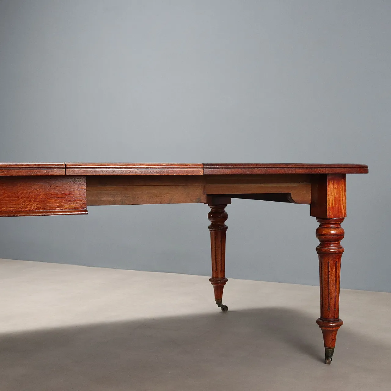 Tavolo in rovere tinto mogano con rotelle in ottone, metà '800 6