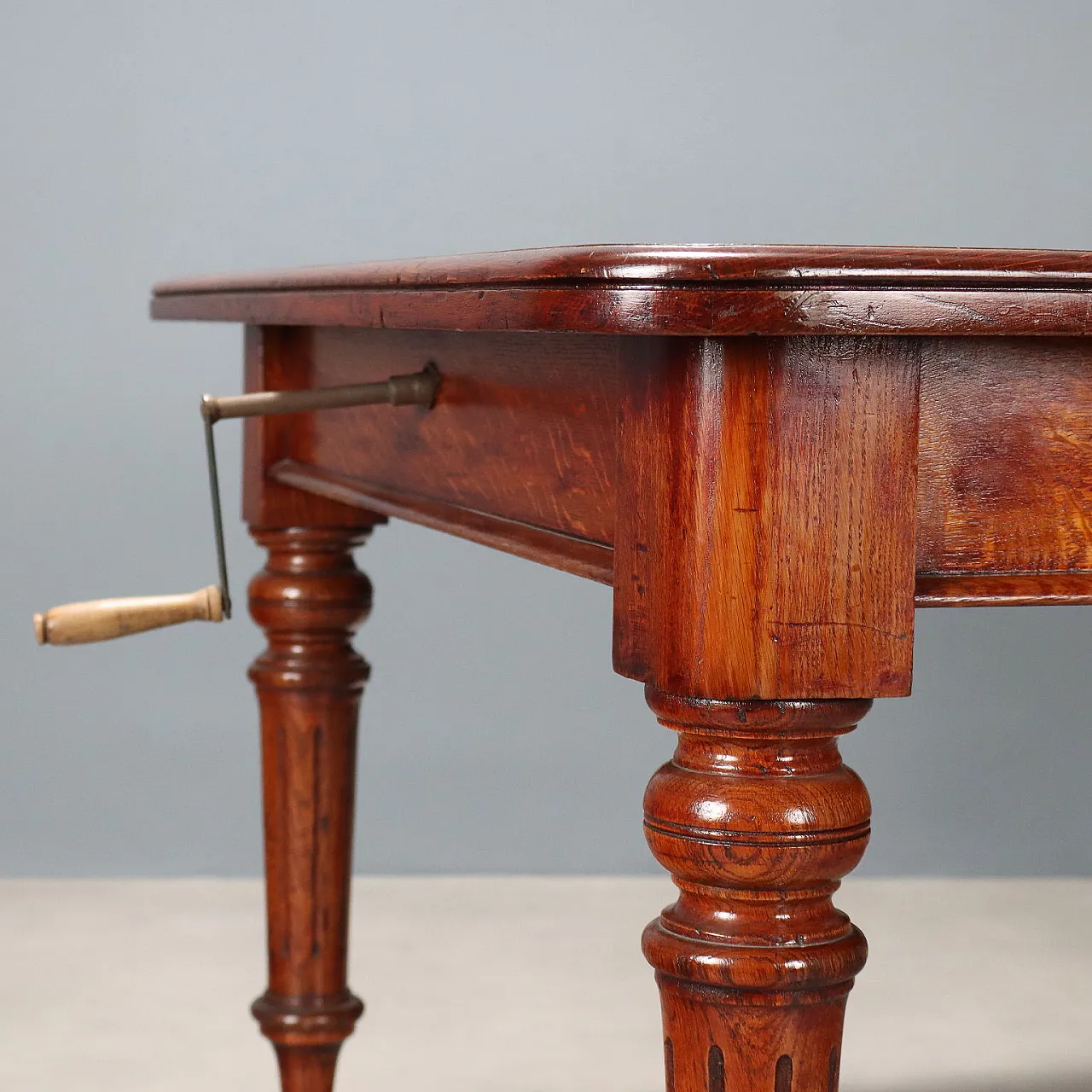 Tavolo in rovere tinto mogano con rotelle in ottone, metà '800 7