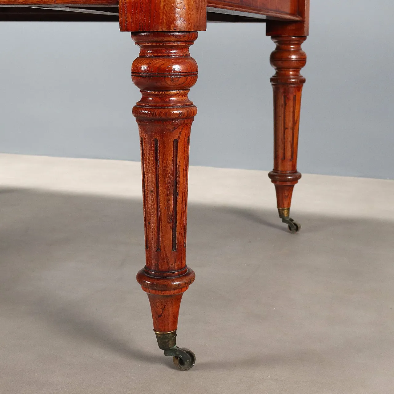Tavolo in rovere tinto mogano con rotelle in ottone, metà '800 9