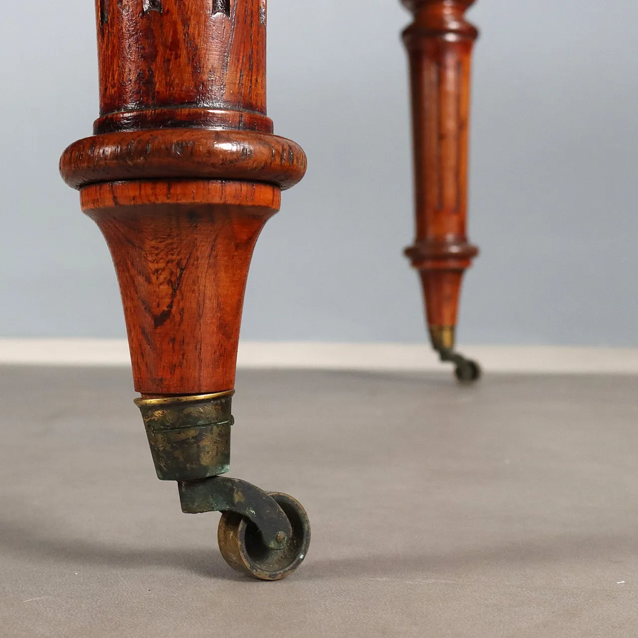 Tavolo in rovere tinto mogano con rotelle in ottone, metà '800 10