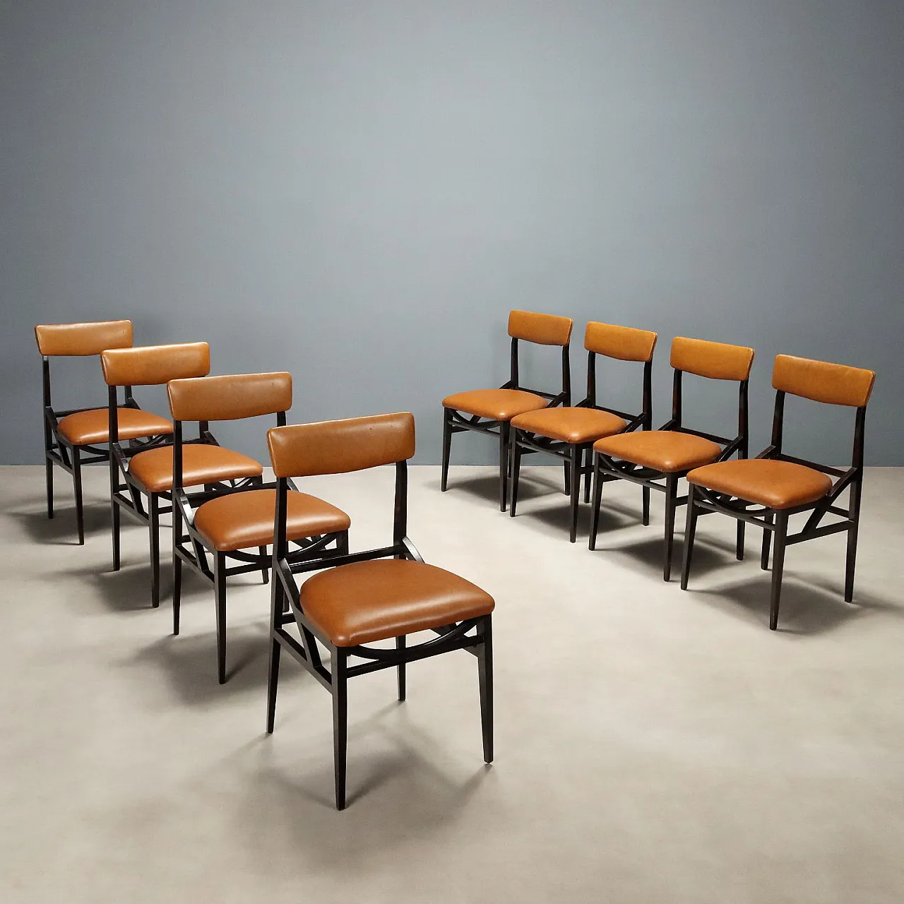 8 Sedie in legno di faggio tinto e sedile e schienali in vinile, '900 1