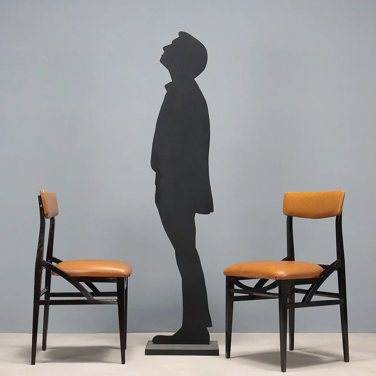 8 Sedie in legno di faggio tinto e sedile e schienali in vinile, '900 2