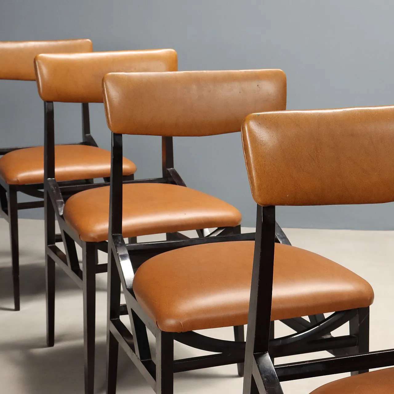 8 Sedie in legno di faggio tinto e sedile e schienali in vinile, '900 3