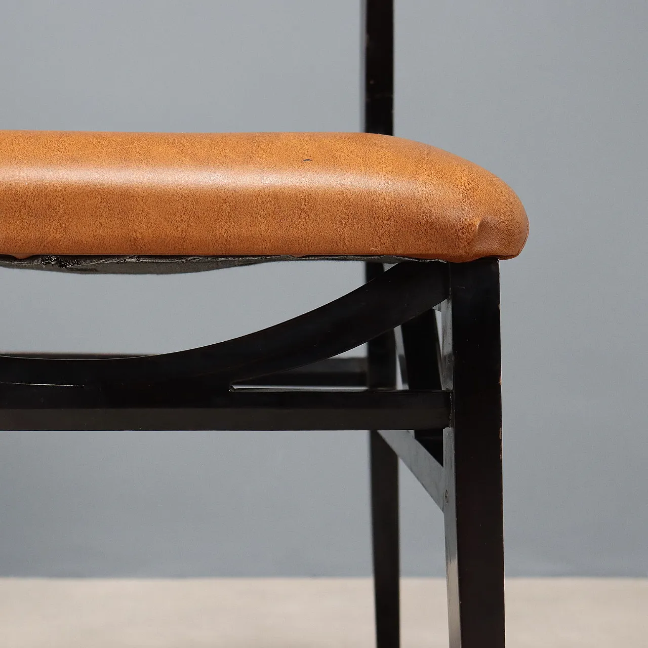 8 Sedie in legno di faggio tinto e sedile e schienali in vinile, '900 7