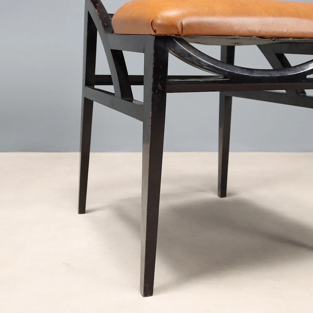 8 Sedie in legno di faggio tinto e sedile e schienali in vinile, '900 8