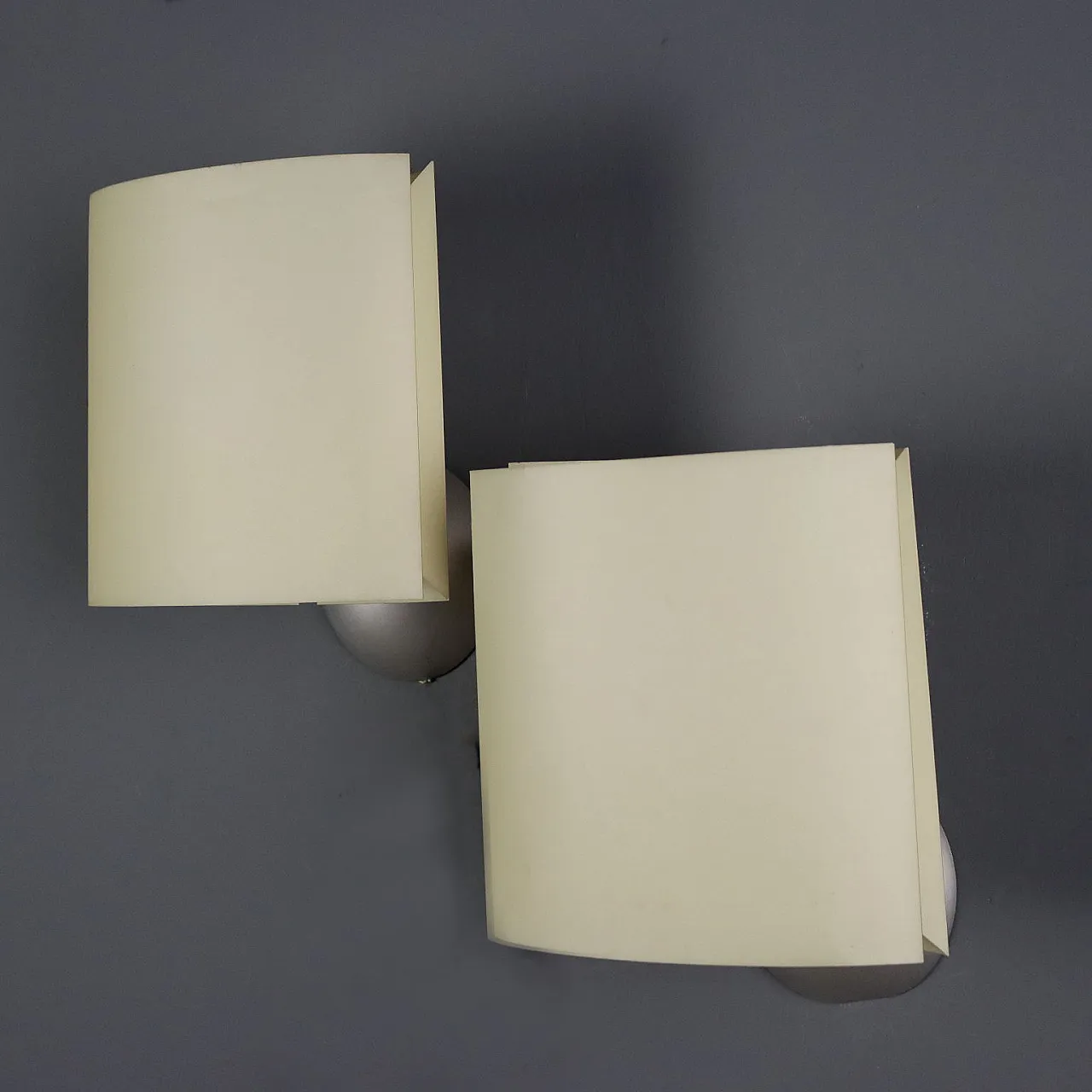 Coppia di applique in alluminio e policarbonato, '900 4