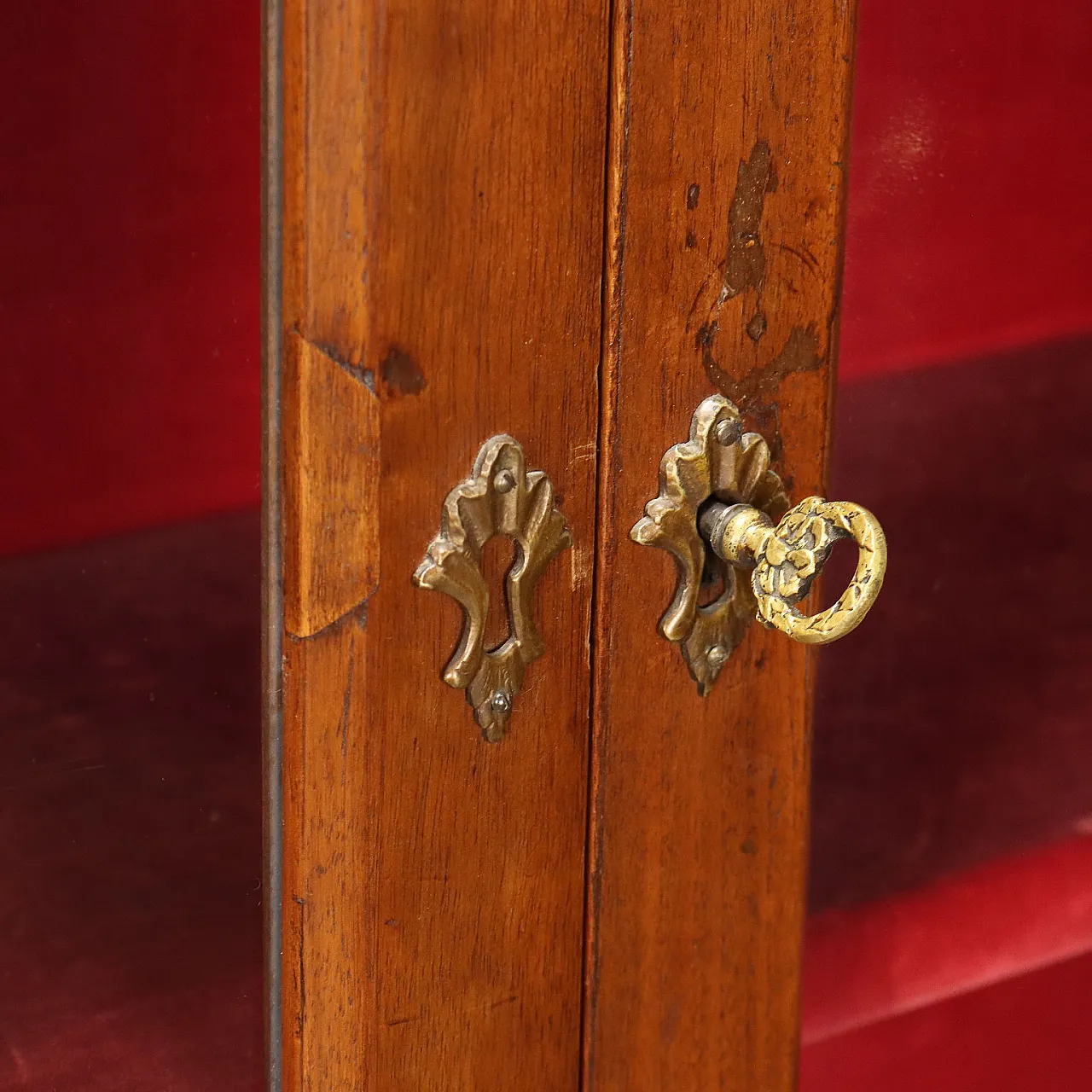 Vetrina in noce con inserti in velluto, '700 7