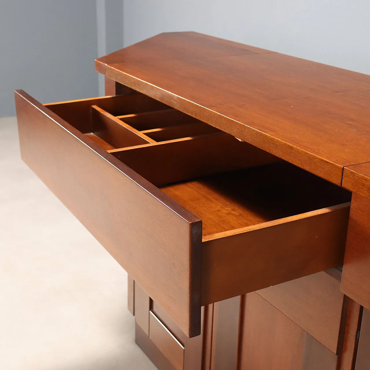 Mobile contenitore in noce con ante battenti e cassetti, '900 6