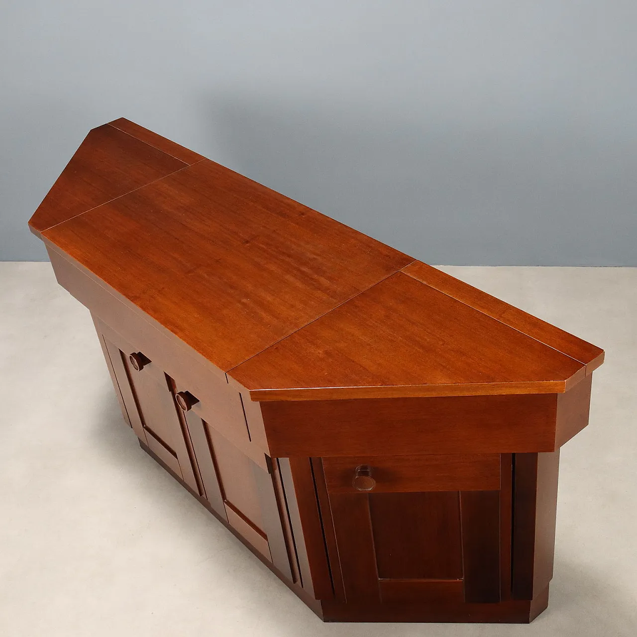 Mobile contenitore in noce con ante battenti e cassetti, '900 10