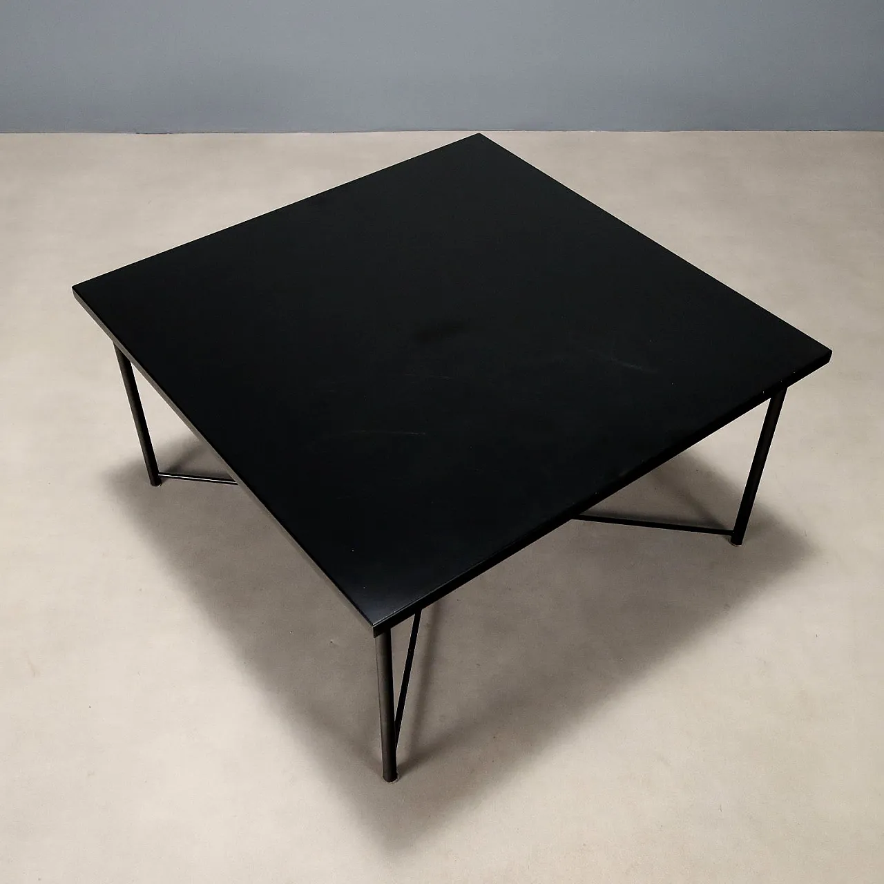 Tavolino in metallo laccato e piano in laminato nero, '900 3