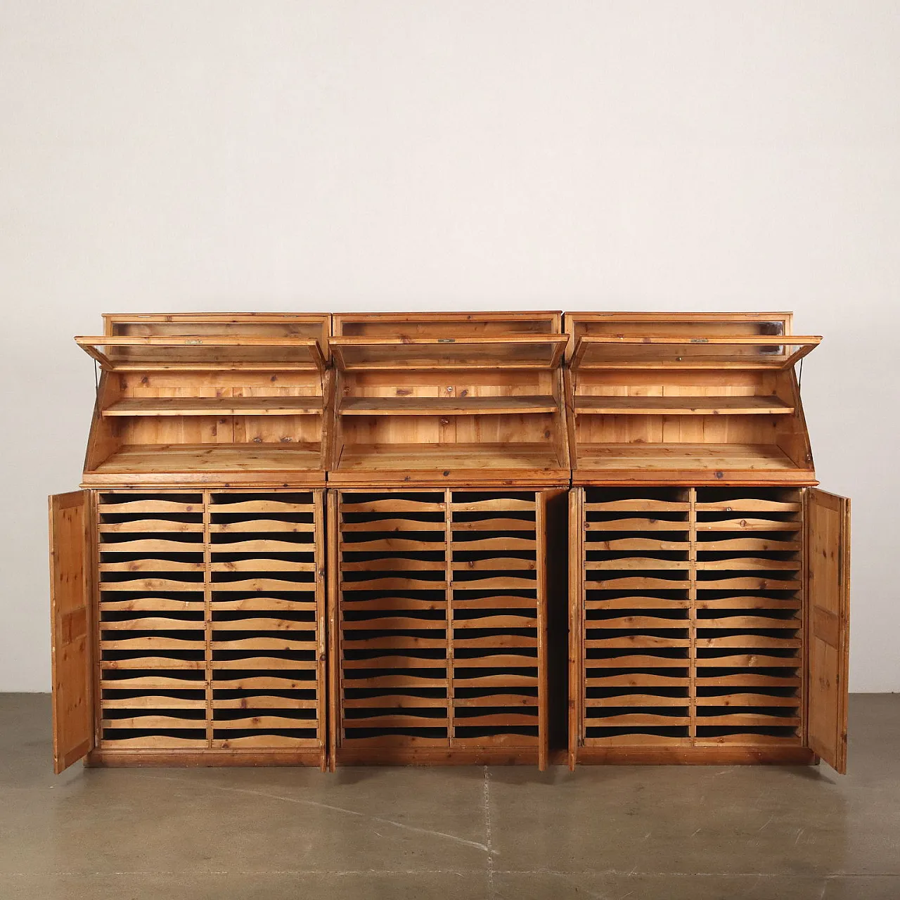 Mobile espositore in cipresso con teche e ante, inizio '900 3