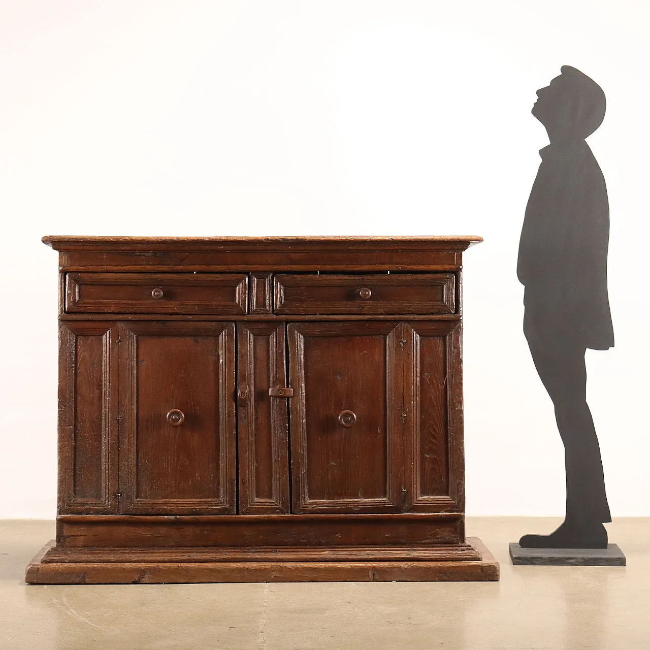 Chestnut sideboard on footboard, early 17th century 2