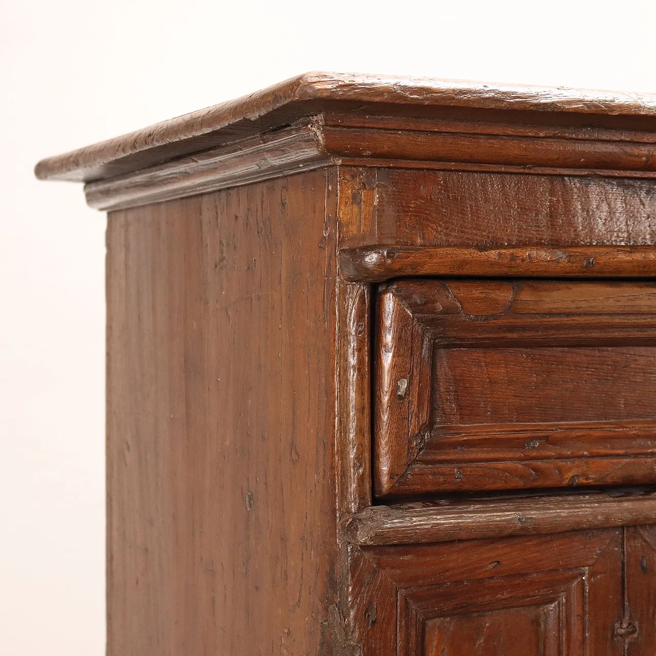 Chestnut sideboard on footboard, early 17th century 4