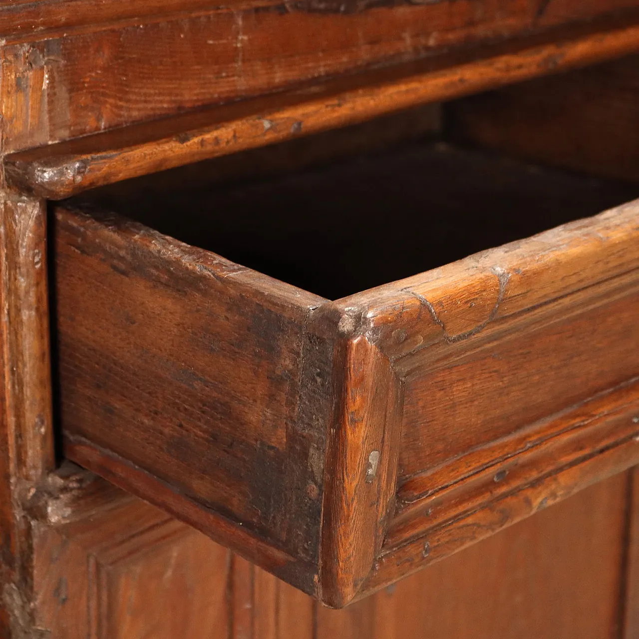 Chestnut sideboard on footboard, early 17th century 5