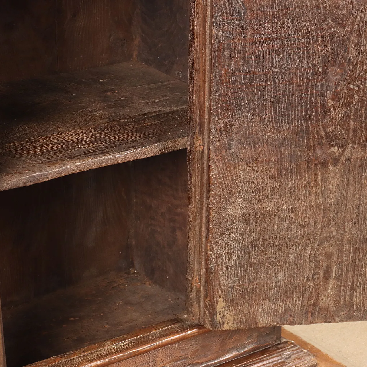 Chestnut sideboard on footboard, early 17th century 7