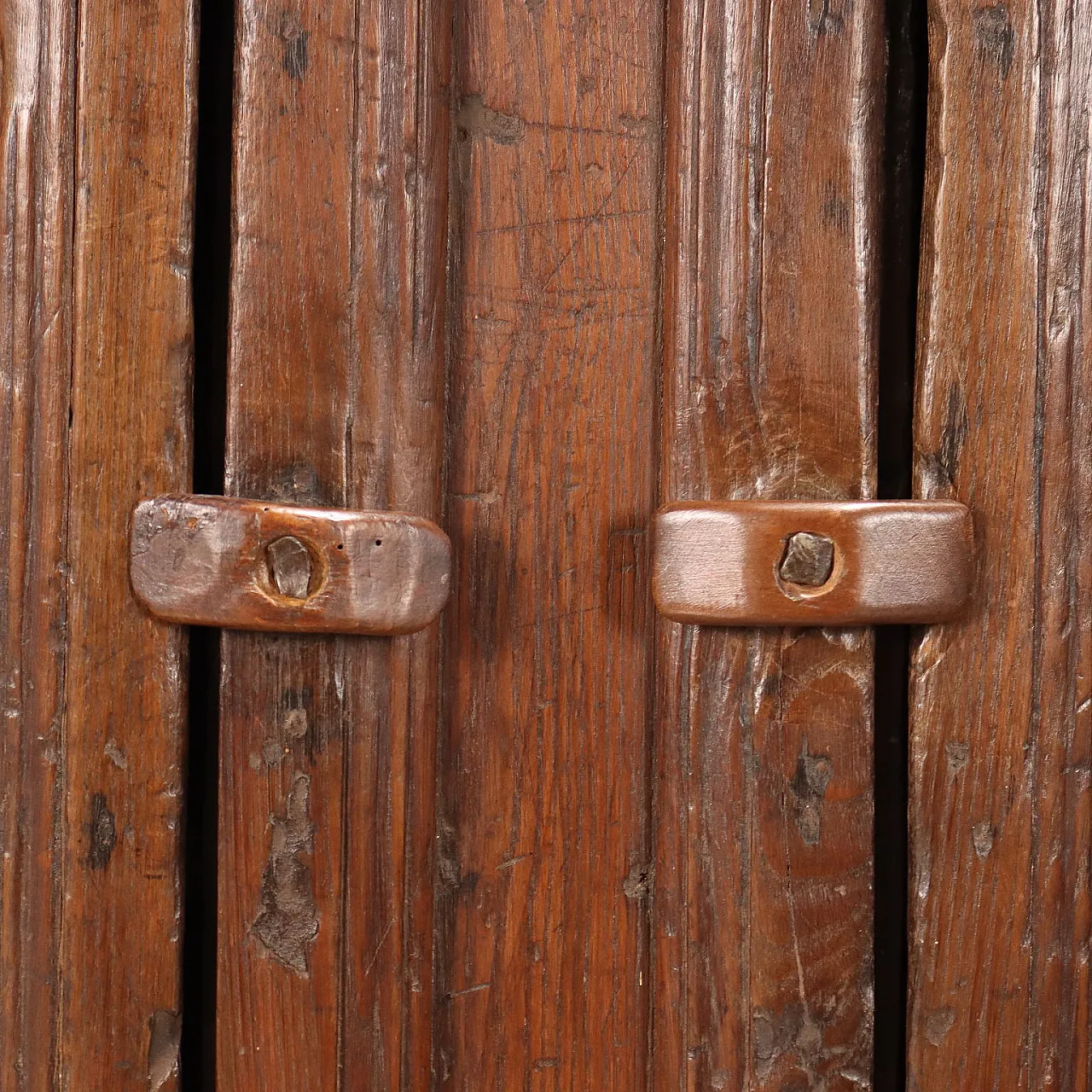 Chestnut sideboard on footboard, early 17th century 8