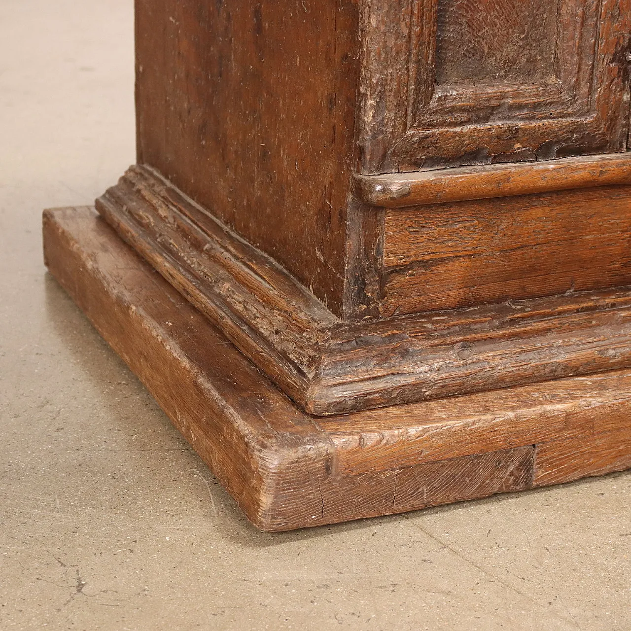 Chestnut sideboard on footboard, early 17th century 9