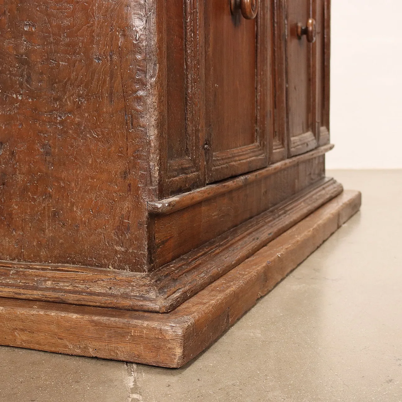 Chestnut sideboard on footboard, early 17th century 10