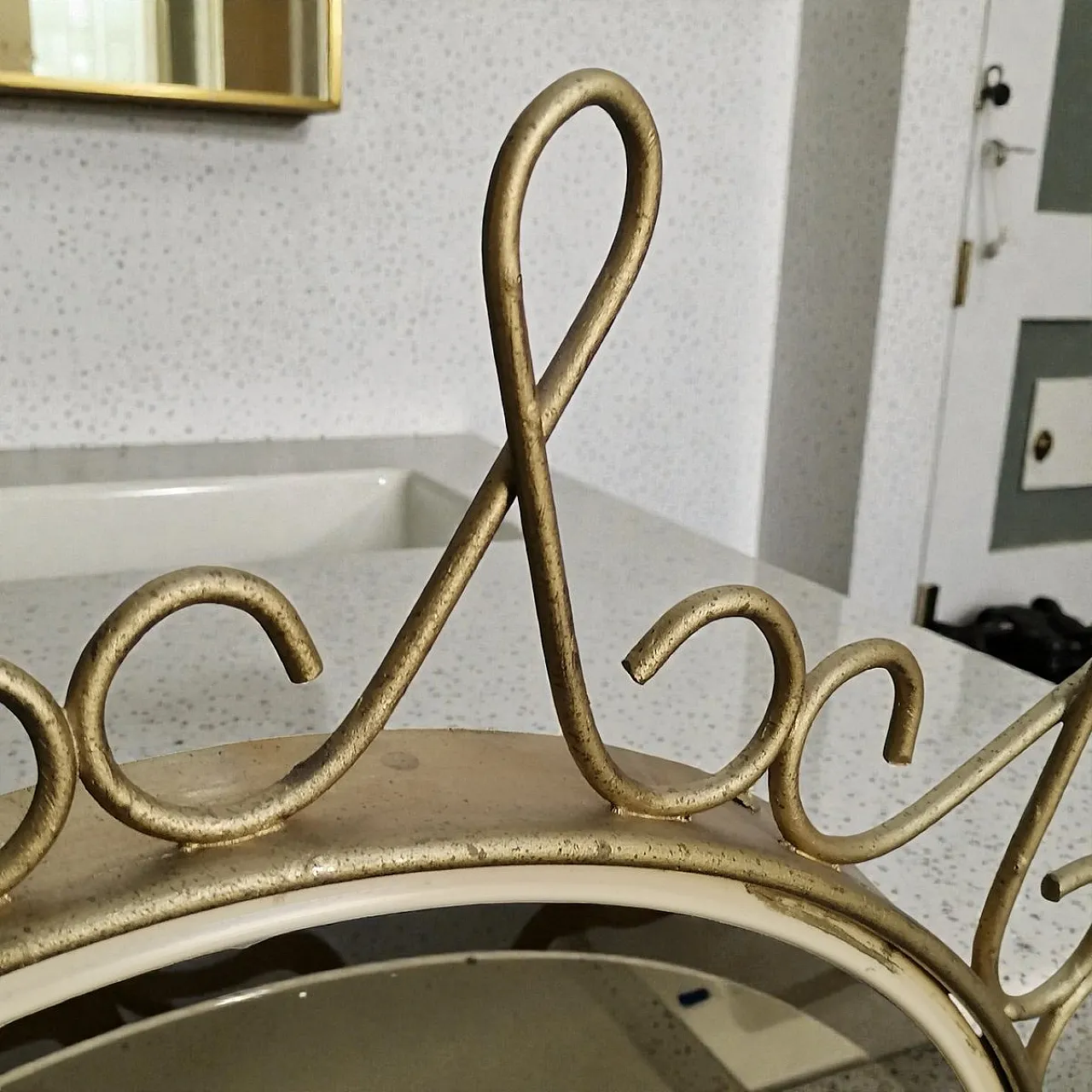 Specchio maggiordomo dorato con effetto sunburst convesso, anni '70 4