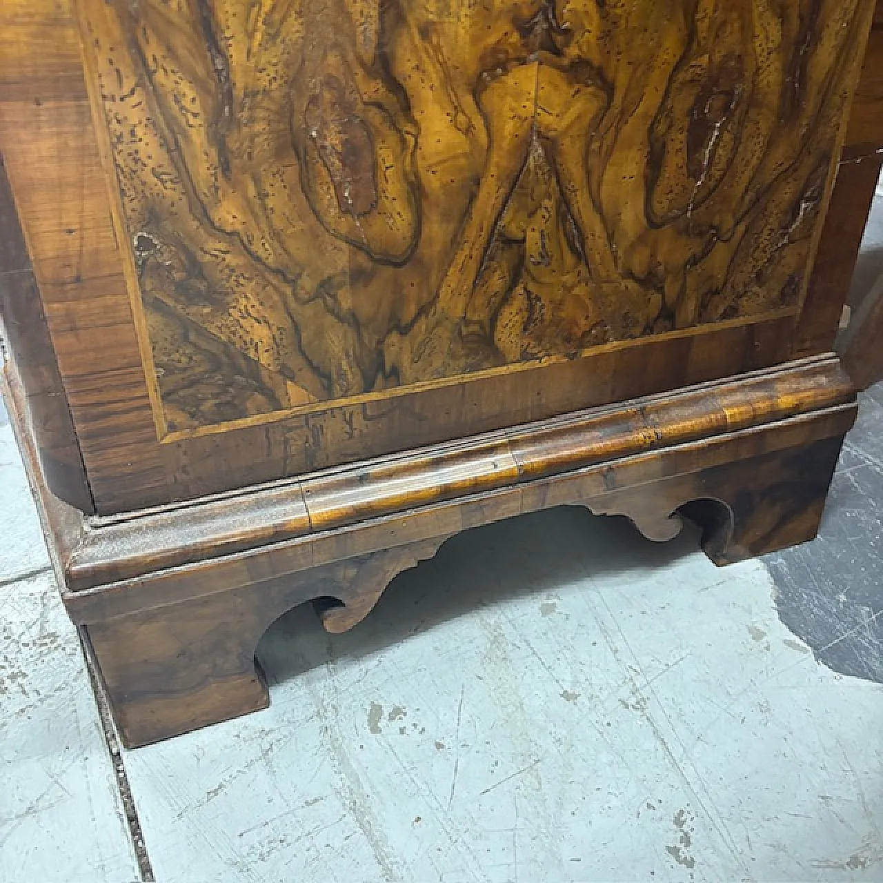 Veneered and inlaid moving flap, 18th century 6