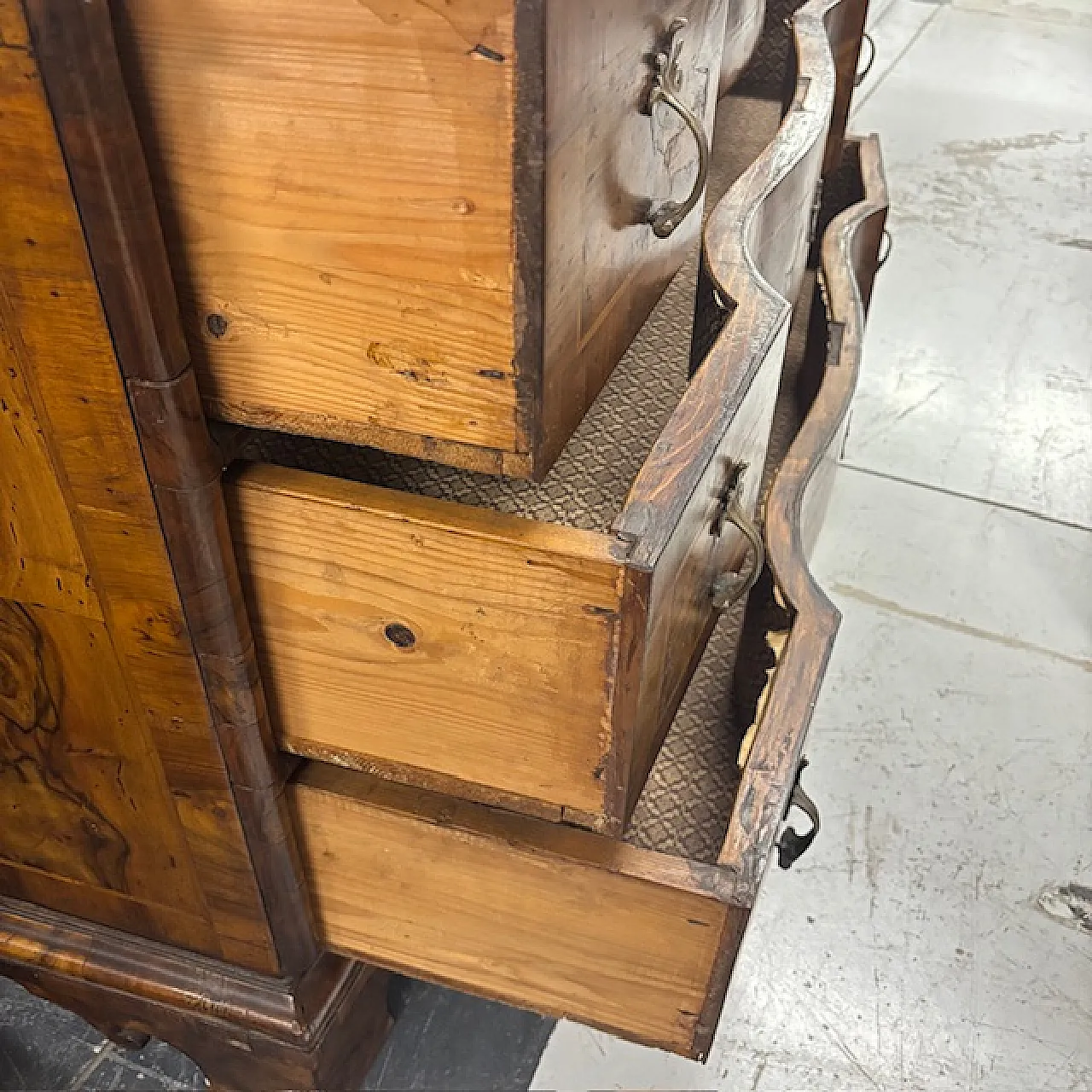 Veneered and inlaid moving flap, 18th century 16