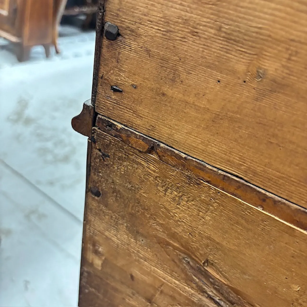 Veneered and inlaid moving flap, 18th century 21