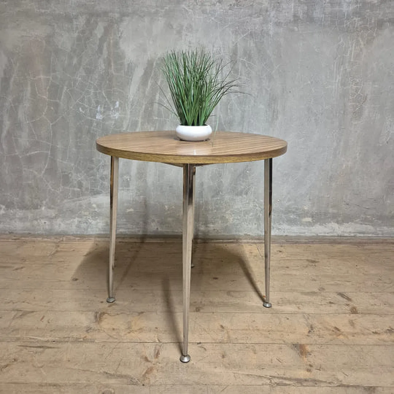 Round side table, 1970s 3