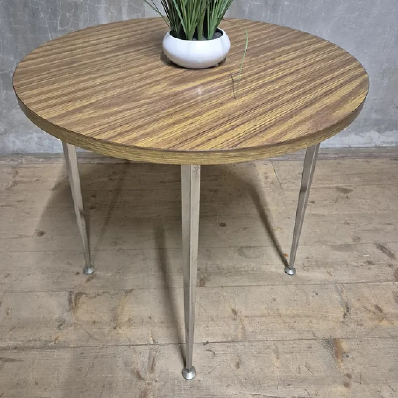 Round side table, 1970s 4