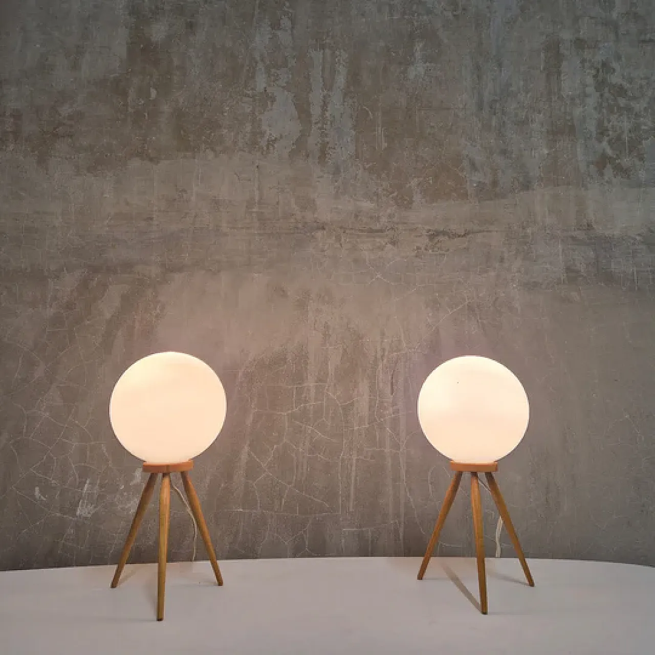 Coppia di lampade da tavolo a treppiede, ÚĽUV, anni '60 7